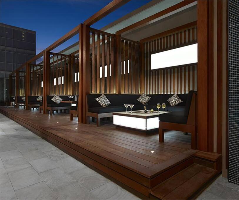 Chic 1-Br Condo; Parking Included; Downtown Core Toronto Exterior foto