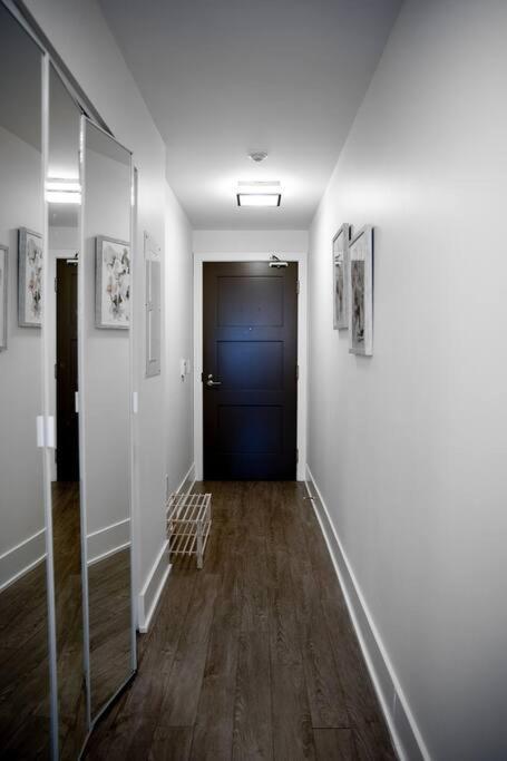 Chic 1-Br Condo; Parking Included; Downtown Core Toronto Exterior foto